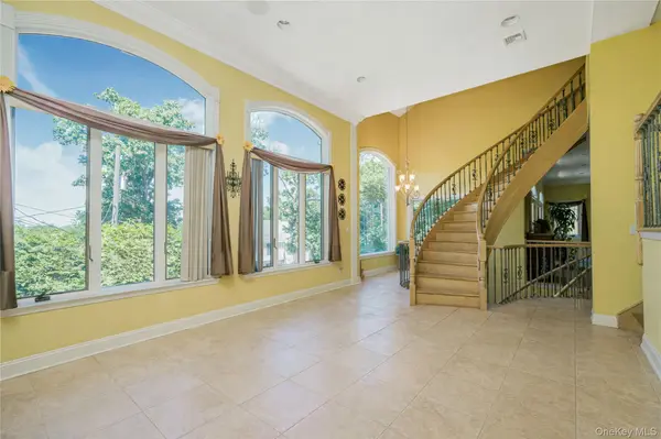 16 Diana TRL, Staten Island, NY 10304