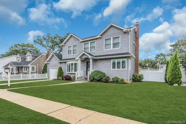 9 Pompano LN, Massapequa Park, NY 11762
