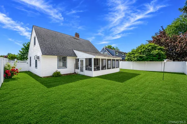 10 Flock LN, Levittown, NY 11756