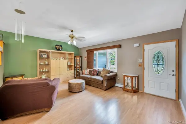 3 Megan CT, Bellport, NY 11713