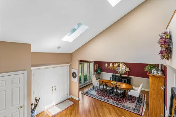 8 Deanna CT, Dix Hills, NY 11746
