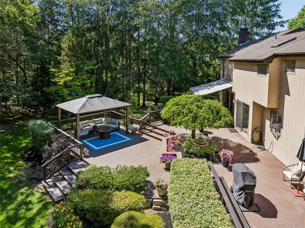 8 Deanna CT, Dix Hills, NY 11746