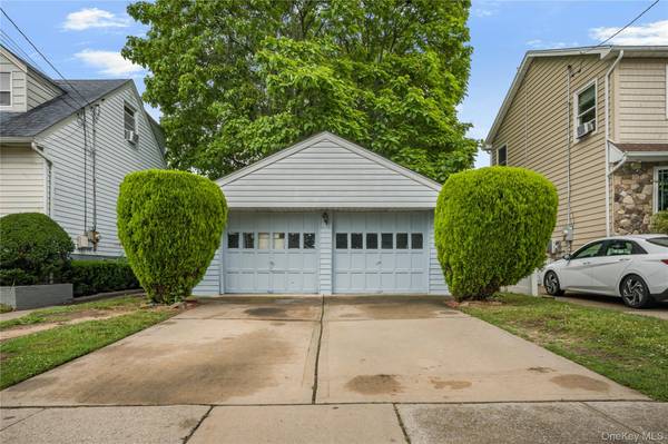 33 N Montgomery ST, Valley Stream, NY 11580