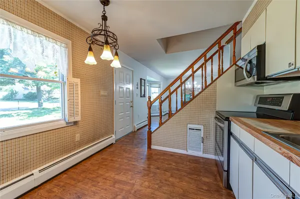 93 Barnyard LN, Levittown, NY 11756