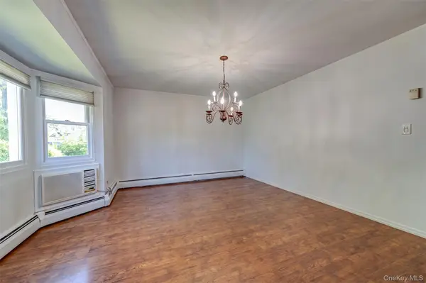 93 Barnyard LN, Levittown, NY 11756
