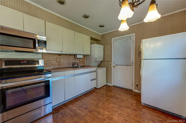 93 Barnyard LN, Levittown, NY 11756