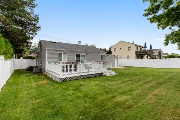 1032 Thompson DR, Bay Shore, NY 11706