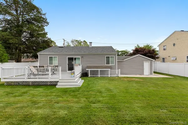 1032 Thompson DR, Bay Shore, NY 11706