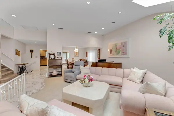 189 Regent DR, Lido Beach, NY 11561
