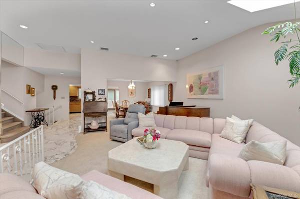 189 Regent DR, Lido Beach, NY 11561
