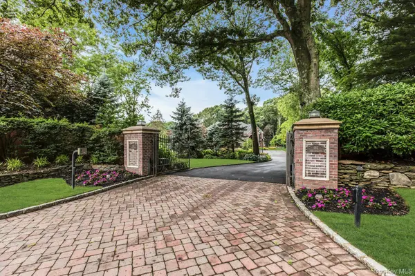 135 Round Swamp RD, Huntington, NY 11743