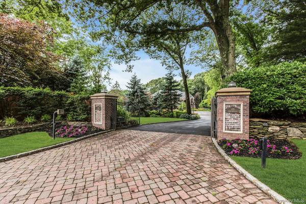 135 Round Swamp RD, Huntington, NY 11743