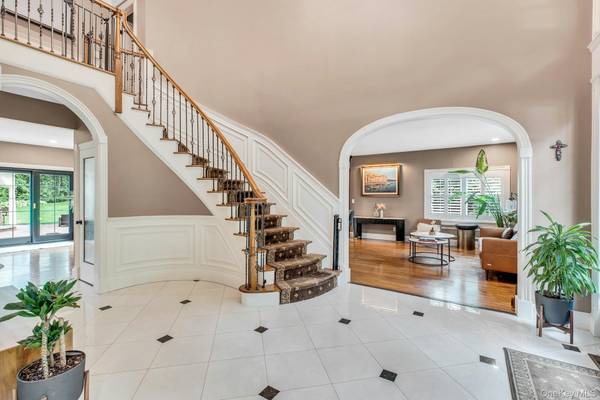 135 Round Swamp RD, Huntington, NY 11743