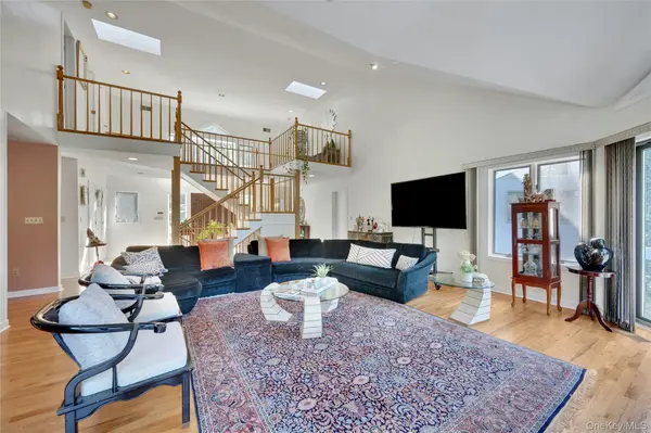 2 Meadowwood LN, Rye, NY 10580