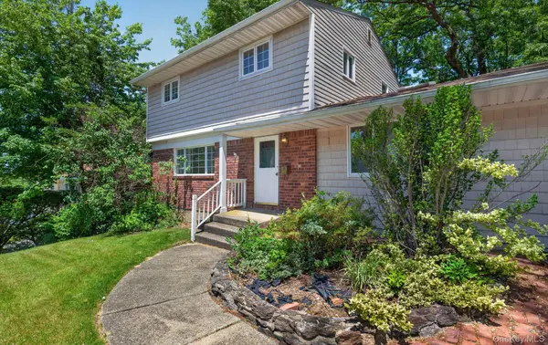 89 Beaumont DR, Plainview, NY 11803