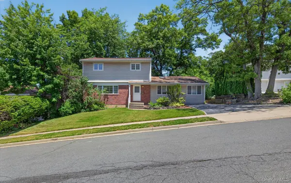 89 Beaumont DR, Plainview, NY 11803