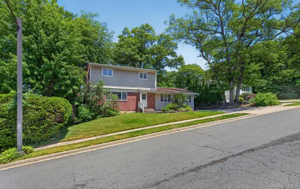 89 Beaumont DR, Plainview, NY 11803