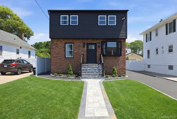 20 Wyona AVE, Lindenhurst, NY 11757