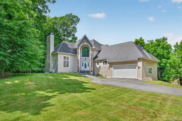 21 Huyler DR, Hyde Park, NY 12538