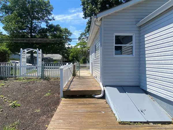 101 Rose DR, Ronkonkoma, NY 11779