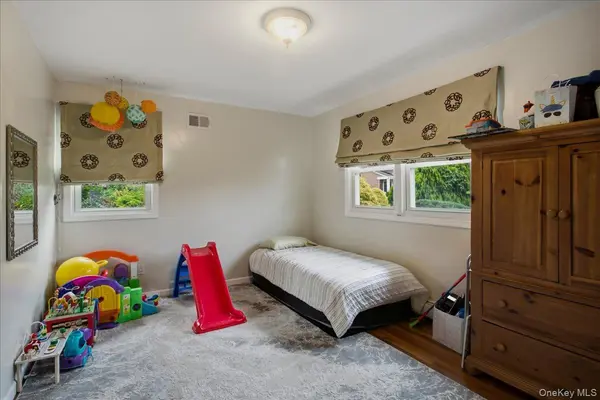 16 Baldwin LN, Scarsdale, NY 10583