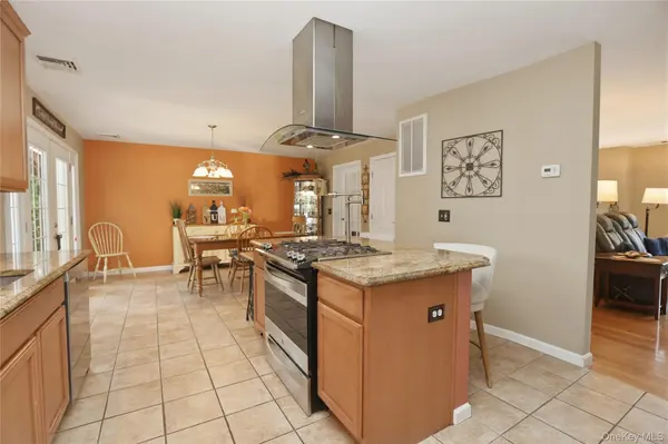 34 Palmer CIR, Poughquag, NY 12570