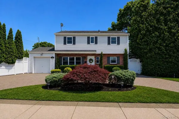 26 Cedar ST, Farmingdale, NY 11735