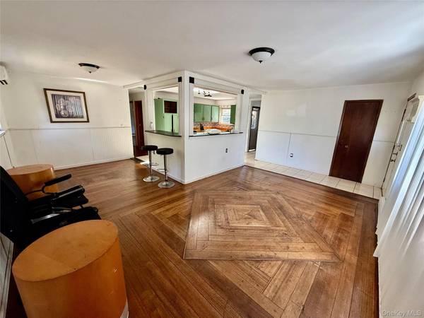 142 Palmer ST, Brentwood, NY 11717