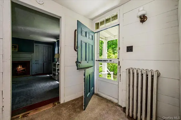 169 W Rogues PATH, Huntington, NY 11743