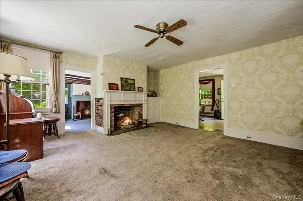 169 W Rogues PATH, Huntington, NY 11743