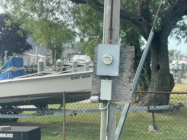 Boat Berth Riviera DR, Lindenhurst, NY 11757