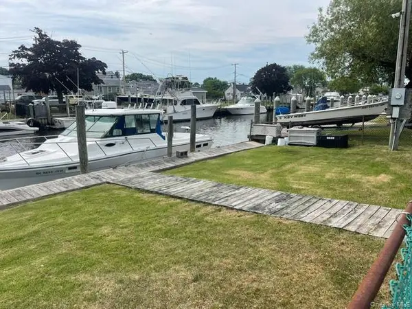 Boat Berth Riviera DR, Lindenhurst, NY 11757