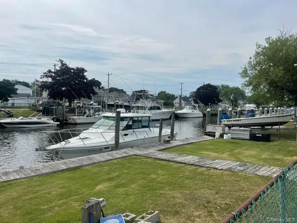 Boat Berth Riviera DR, Lindenhurst, NY 11757