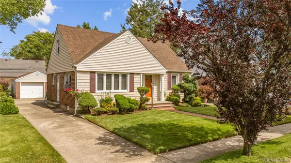 131 Primrose DR, New Hyde Park, NY 11040
