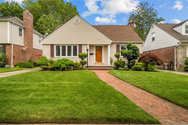 131 Primrose DR, New Hyde Park, NY 11040