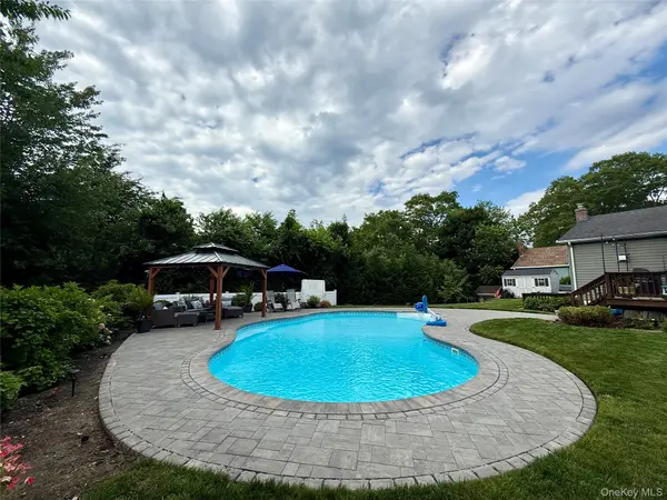 15 Crane Neck DR, Sound Beach, NY 11789