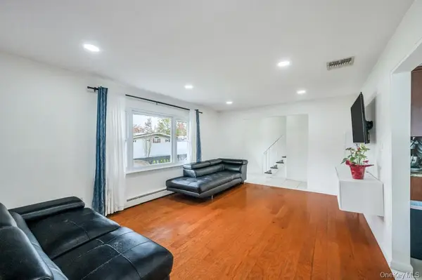 32 Beverly ST, Islip, NY 11751