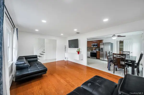 32 Beverly ST, Islip, NY 11751