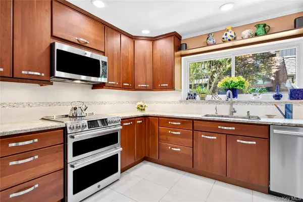 20 Fox RDG #333, Roslyn, NY 11576
