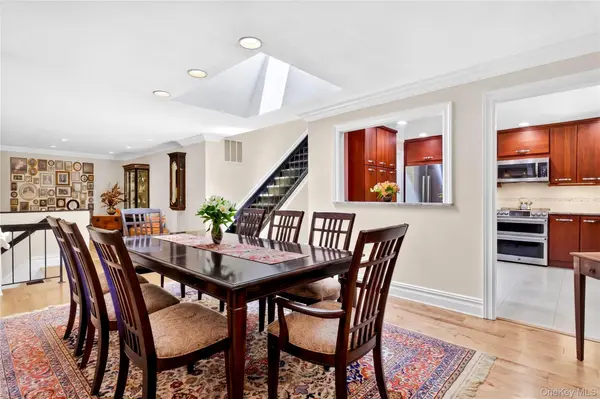 20 Fox RDG #333, Roslyn, NY 11576