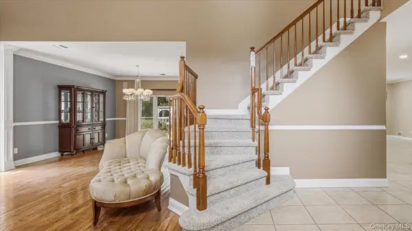 16 English Ivy LN, Lake Grove, NY 11755