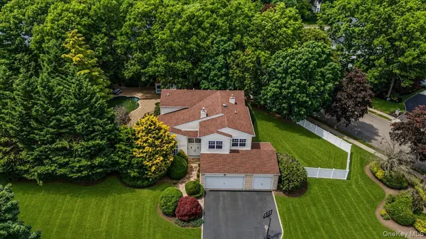 16 English Ivy LN, Lake Grove, NY 11755