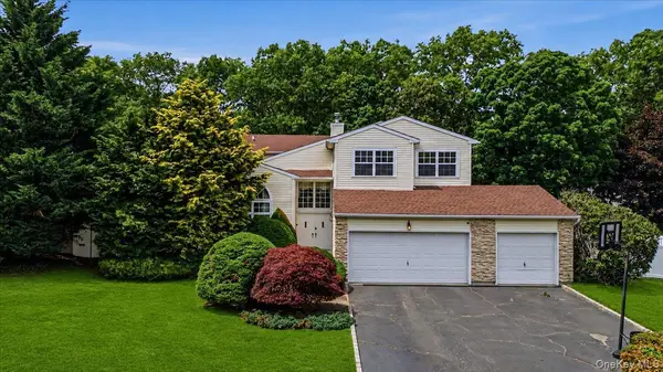 16 English Ivy LN, Lake Grove, NY 11755