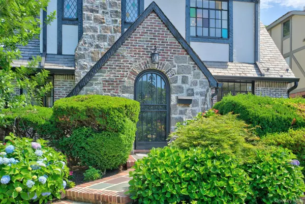 17 Hollywood CT, Rockville Centre, NY 11570