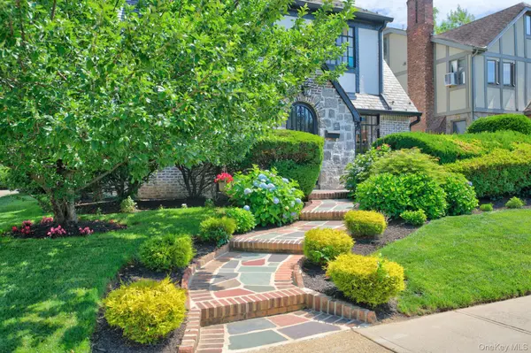 17 Hollywood CT, Rockville Centre, NY 11570