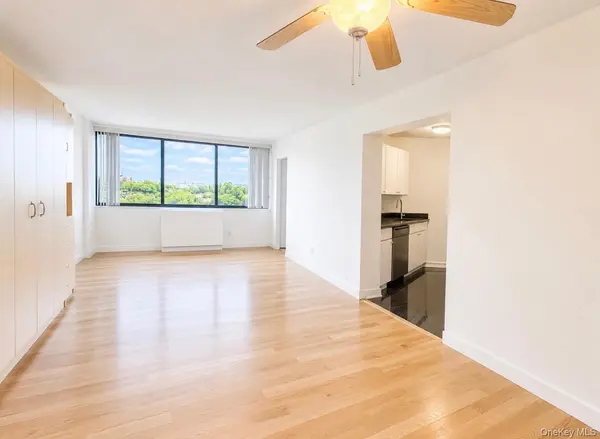 1 Bay Club DR #11P, Bayside, NY 11360
