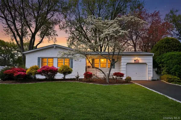 28 Dartmouth DR, Smithtown, NY 11787