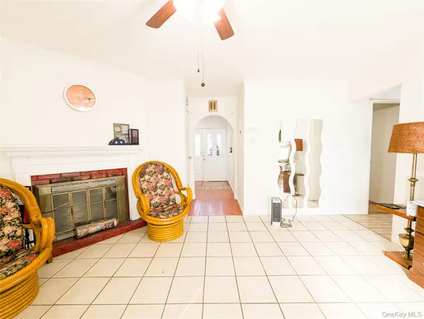 806 Oliver AVE #1 Floor, Westbury, NY 11590