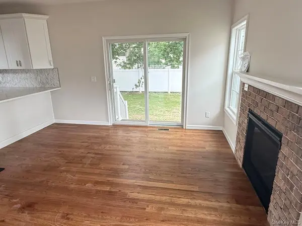 8 Gail Grace CT, Copiague, NY 11726