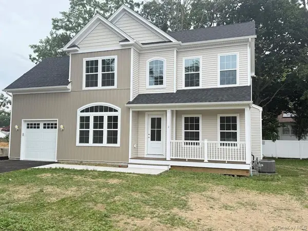 8 Gail Grace CT, Copiague, NY 11726